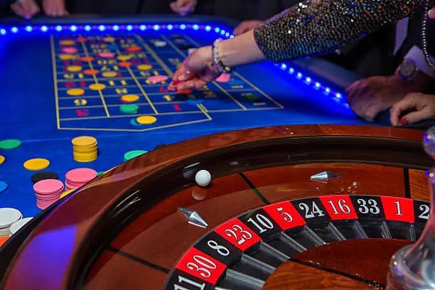 jbdmk Live Casino Blackjack table ပေါ်တွင် ကတ်ကစားနေသော မြင်ကွင်း